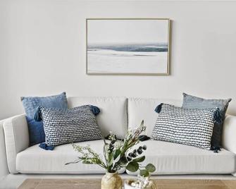 Beautiful Bondi 1-Bed Apartment Meters from Beach - Bondi Beach - Living room