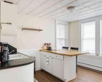 Sweet n Petite: Downtown ChurchStreet Area-Parking - Burlington - Kitchen
