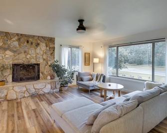 Serene Palmer Home: Walk to Downtown & Riverfront! - Palmer - Sala de estar