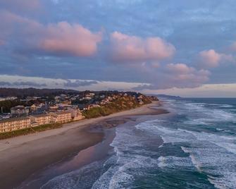 Ground Floor Queen Studio-Fireplace and Ocean View - Lincoln City - Bedroom