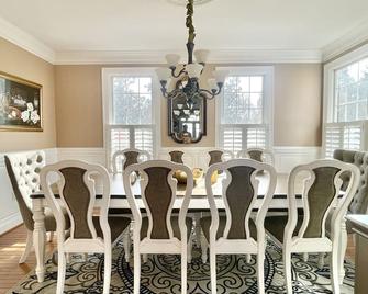 Exquisite Waterfront Sunsets, Private Pool, Perfect Getaway! - King George - Comedor