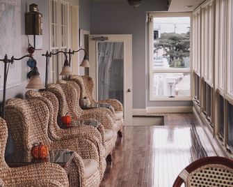 Anchor In Distinctive Waterfront Lodging - Hyannis - Stue