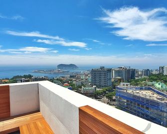 Cornerstone Hotel - Seogwipo - Balcón