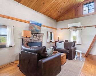 Rustic Baileys Retreat Cabin Near Wineries! - Crozet - Sala de estar