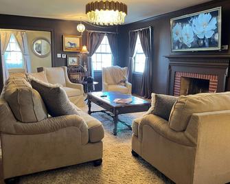 Forget your worries in this spacious 5-Bedroom Home in Downtown Barbourville. - Barbourville - Sala de estar