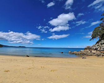 Stunning Beach & Forest 360 Views - close to the beach and mountain bike park! - Kaiteriteri - Playa