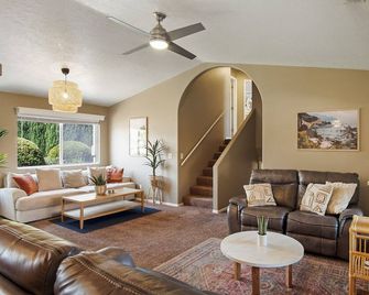 Zion Desert 'Cruise' House - private pool, hot tub & game room - La Verkin - Living room