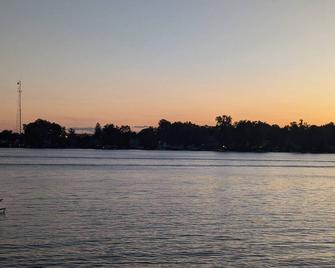 Amazing 4-bedroom Modern Lake House with Cottage Charm on Lake Chemung - Howell