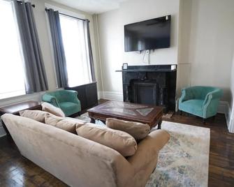 3E Historic Gem Heart of Southside-Sleeps 10 - Pittsburgh - Wohnzimmer
