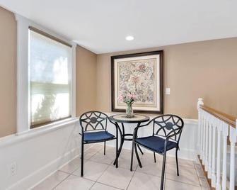 Jannus Suite At One Inn: King Bed, Kitchenette, Near Downtown & Vinoy Park - St. Petersburg - Dining room