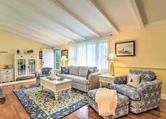 Charming Hyannis Home about 1 Mi to Beach Access! - Hyannis - Living room