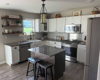 Newer Charming 3BR Home - Nestled in farm land, minutes from beach & attractions - Georgetown - Kuchyň