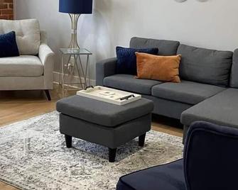 Brickhouse Loft - a boutique hotel - Martinsville - Вітальня