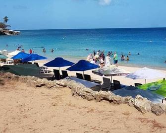 Private villa apartment with pool and within 15 minute walk to 3 beaches. - Crown Point - Beach