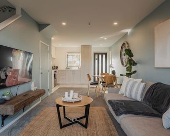 Stones Throw From the Stadium & Hot Tub - כרייסטצ'רץ' - סלון