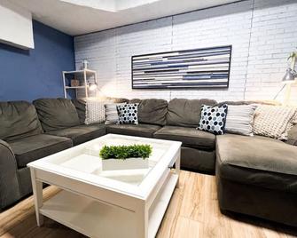 Spacious 2BR Sleeps up to 6 Art Inspired and Affordable - Pittsburgh - Pokój dzienny
