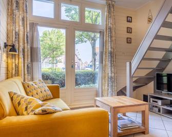 Central in Domburg: nice and cozy holiday home with free parking space - Domburg - Wohnzimmer