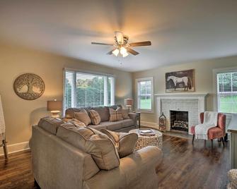 Idyllic Getaway with Deck about 4 Mi to Dtwn Athens - Athens - Living room