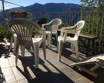 pretty village house between sea and mountains in a peaceful and freshness - Bisinchi - Balcón