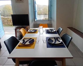 Maison de Pêcheur en Pierre du Xviie Siècle au Bord de la Dordogne - Аржанта - Їдальня