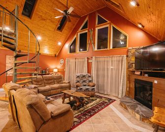 Cozy Cabin By the Slopes - McHenry - Sala de estar