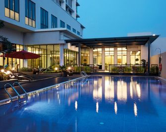 Hilton Garden Inn Puchong - Puchong - Pool