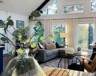 Rated One of The Top 18 Luxury Cabinsromantic Farmhouse Cabinhot Tubmural - Broken Bow - Living room