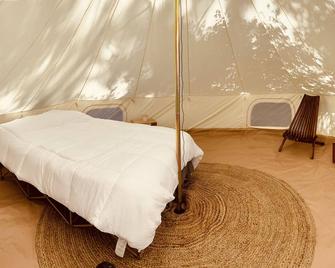 Glamping Getaway with heat! - Niles - Bedroom