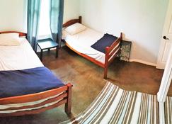 Laie, North Shore Oahu Hawaii Banana Bungalow New 2 Bed Apt. Sleeps 4-6 - Laie - Habitación