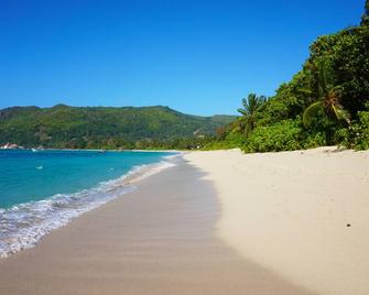 La Villa Therese Holiday Apartments - Anse Royale - Strand