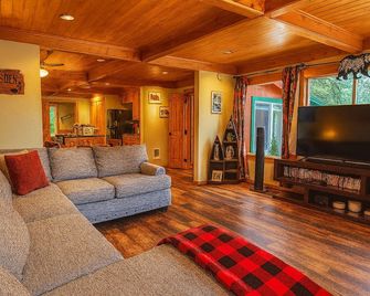 Hot Tub & Pet Friendly - Bayfield - Living room