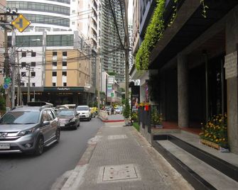 Zleepmotion Bangkok Sukhumvit - Bangkok - Outdoors view