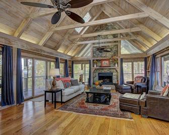 Ready for Guests Post-Helene; 10 minutes from Brevard - Pisgah Forest - Living room