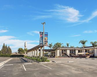 Stanford Inn & Suites Anaheim - אנהיים - בניין