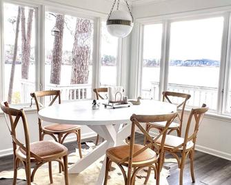 Charming Cottage with Stunning Point Views, Flat Lot, Walk-in Water, and a Dock! - Jasper - Essbereich