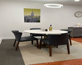 Peaceful Luxury Condo minutes from LaGuardia Airport - Queens - Comedor