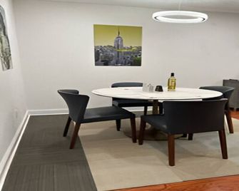 Peaceful Luxury Condo minutes from LaGuardia Airport - Queens - Spisesal
