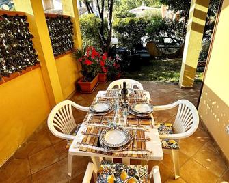 Casa vacanze Campulongu a 150 mt dal mare, Villa Carolina - Villasimius - Patio