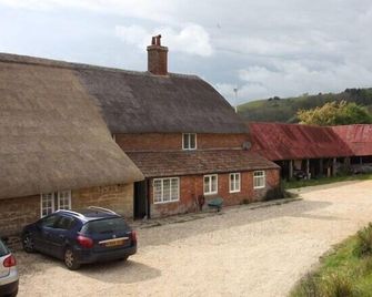 Coastal 6 bedroomed property set in farmland. - Bridport - Gebäude