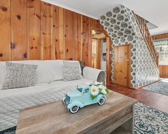 Oak Nesting - Great chalet style cabin at the end of the street with rustic stone gas log fireplace! - Big Bear Lake - Salon