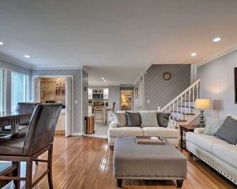 Stay Above it All! Modern Home on Missionary Ridge - Chattanooga - Living room