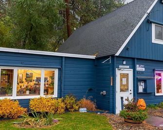 Gallagher Lake Camping & Rv Resort - Oliver - Building