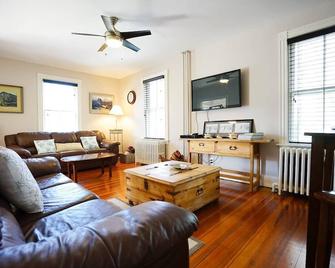 Atlantic Street Guesthouse - The Best Kept Secret! - Newport - Wohnzimmer