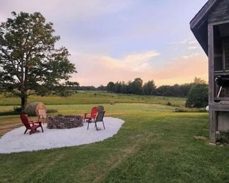 The Connie Cabin - Compton - Patio