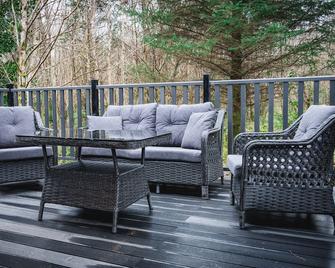 Luxurious 3 bedroom Woodland Lodge 6 Sleeper - Carrick-on-Shannon - Balcony