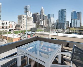 Trifecta Luxury Serviced Apartment In Uptown Clt - שרלוט - מרפסת
