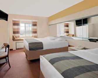 Microtel Inn & Suites by Wyndham Joplin - Joplin - Bedroom