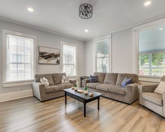 Walk to Mercer University: Home w/ Yard in Macon! - Macon - Living room