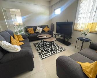 A beautiful, spacious home away from home. - Arima - Living room