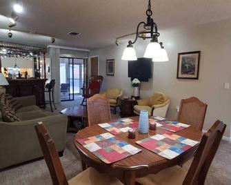 Cozy Vintage Condo - Frostproof - Dining room